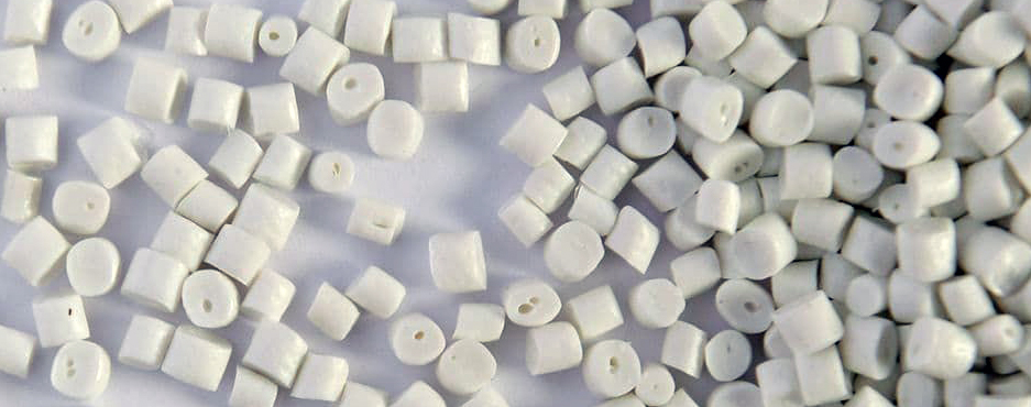 three clear beakers placed on tabletop